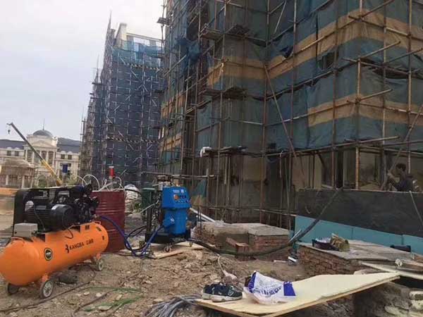 硬質泡沫聚氨酯外墻保溫發泡機設備案例